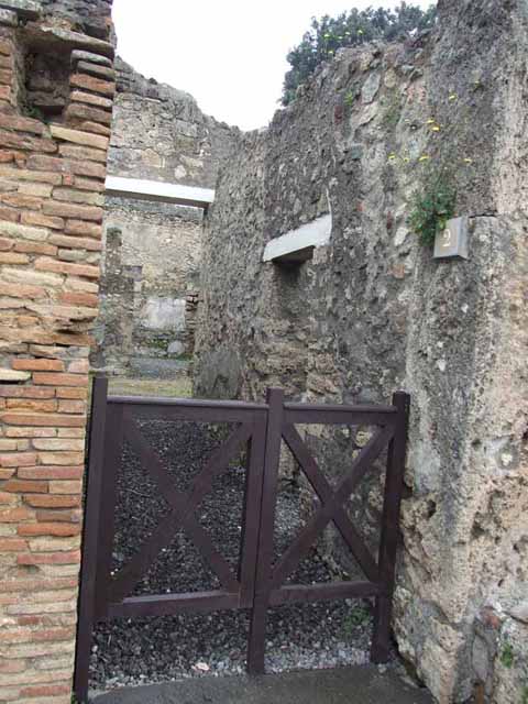 V.5.2 Pompeii. May 2010. Looking north from entrance across atrium to rear. According to Mau, when excavated the walls were conserved nearly to the height of 6 metres. See Not. Scavi, 1895, p.149


