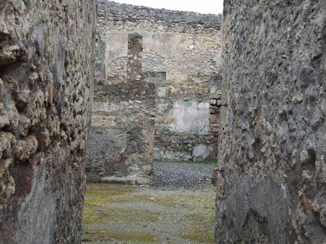 V.5.2 Pompeii. December 2007. Doorway from atrium to courtyard or lightwell. Through arched doorway there was a rough and low area containing the latrine, in north-west corner of the house.

