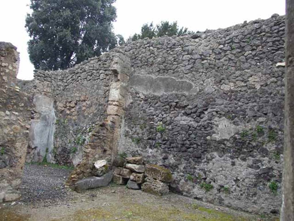 V.5.2 Pompeii. May 2010. East side of atrium. On the left can be seen the doorway to the summer triclinium.