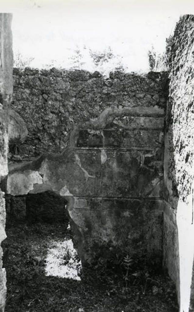 V.5.2 Pompeii. 1972. House without Compluvium, cubiculum d with stair right of fauces, S wall.  Photo courtesy of Anne Laidlaw. American Academy in Rome, Photographic Archive. Laidlaw collection _P_72_24_30.

