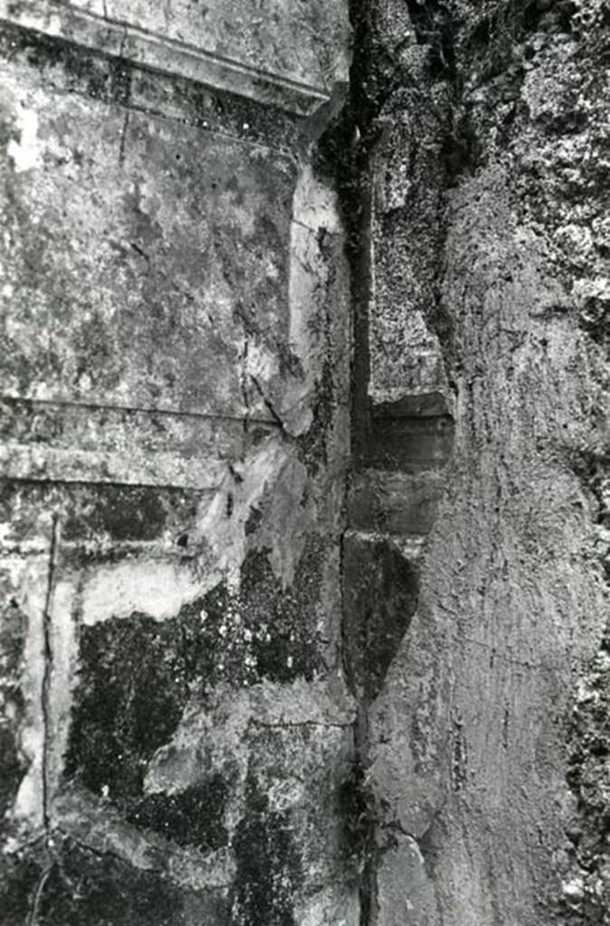 V.5.2 Pompeii. 1972. House without Compluvium, cubiculum d with stairwell to right fauces, SW corner, detail.  Photo courtesy of Anne Laidlaw. American Academy in Rome, Photographic Archive. Laidlaw collection _P_72_24_31.
