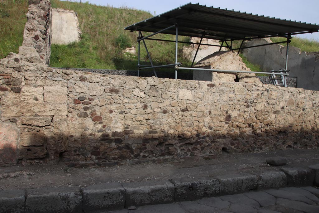V.6.7 Pompeii. November 2019. 
From the reopened Via del Vesuvio, the full profile of the nymphaeum façade, which faces away from the road, can be viewed by the innovative use of a mirror.
Photograph © Parco Archeologico di Pompei.


