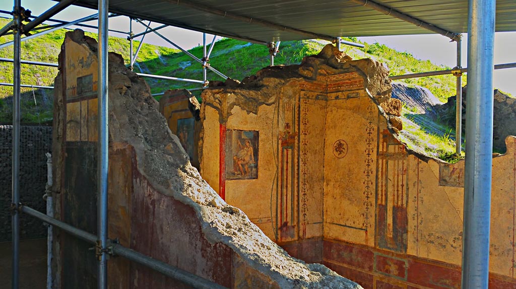 V.6.12 Pompeii. December 2019. 
Looking south from entrance corridor over wall into cubiculum with Leda and the Swan fresco. Photo courtesy of Giuseppe Ciaramella.
