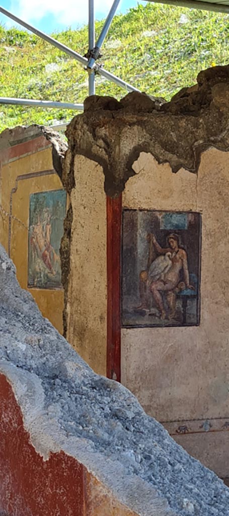 V.6.12 Pompeii. April 2022.  
Looking towards east wall in cubiculum with fresco of Leda and the Swan.
At the rear, in the atrium, a fresco of Narcissus can be seen on the south wall.
Photo courtesy of Giuseppe Ciaramella.
