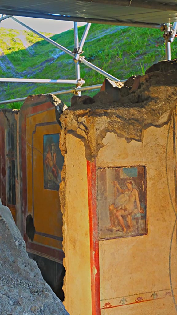 V.6.12 Pompeii. December 2019. 
Looking towards east wall in cubiculum with fresco of Leda and the Swan.
At the rear, in the atrium, a fresco of Narcissus can be seen on the south wall.
Photo courtesy of Giuseppe Ciaramella.
