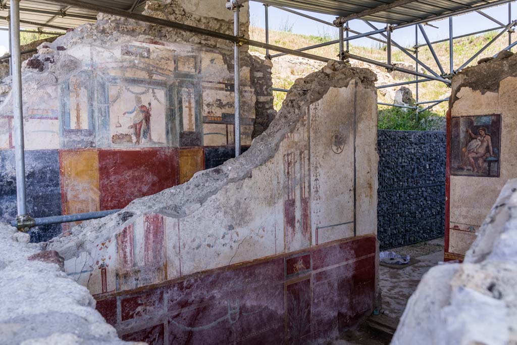 V.6.12, Pompeii. July 2021. 
Looking towards north wall of cubiculum, with doorway to atrium, on right. Photo courtesy of Johannes Eber.
