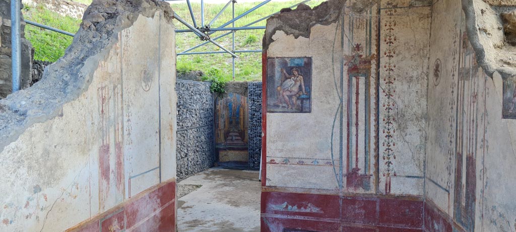 V.6.12, Pompeii. April 2022. Looking towards east wall in cubiculum with doorway to atrium. Photo courtesy of Giuseppe Ciaramella.