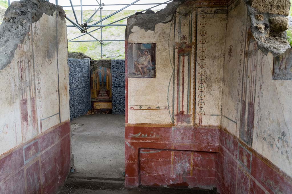 V.6.12, Pompeii. January 2020. 
Looking east in cubiculum with painting of Leda and the Swan. The atrium with a painting of Mercury is at the rear. 
Photo courtesy of Johannes Eber.
