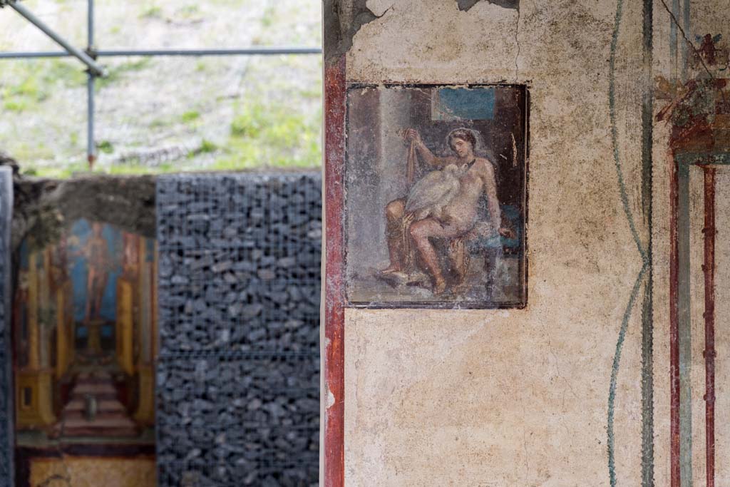 V.6.12, Pompeii. January 2020. 
Doorway of the cubiculum in east wall, with painting of Leda and the Swan and painting of Mercury in the atrium at the rear.
Porta del cubicolo nella parete est con pittura di Leda e il cigno e pittura di Mercurio nell'atrio nella parte posteriore.
Photo courtesy of Johannes Eber.
