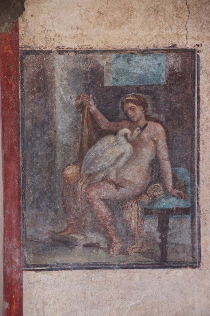 V.6.12 Pompeii. September 2021.  
Detail of painting of Leda and the swan from east wall of cubiculum. Photo courtesy of Klaus Heese.
