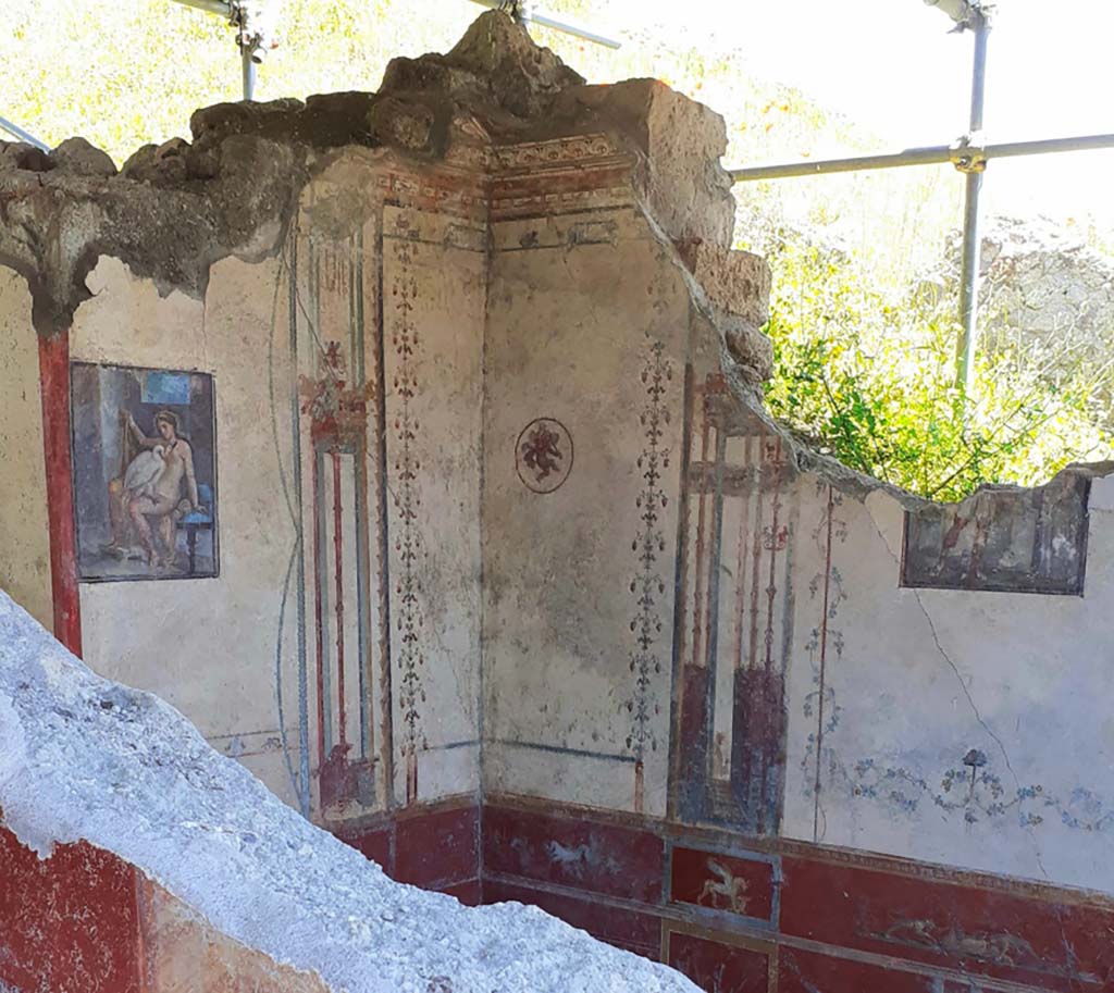 V.6.12 Pompeii. May 2021. East and south walls of cubiculum. Photo courtesy of Davide Peluso.
