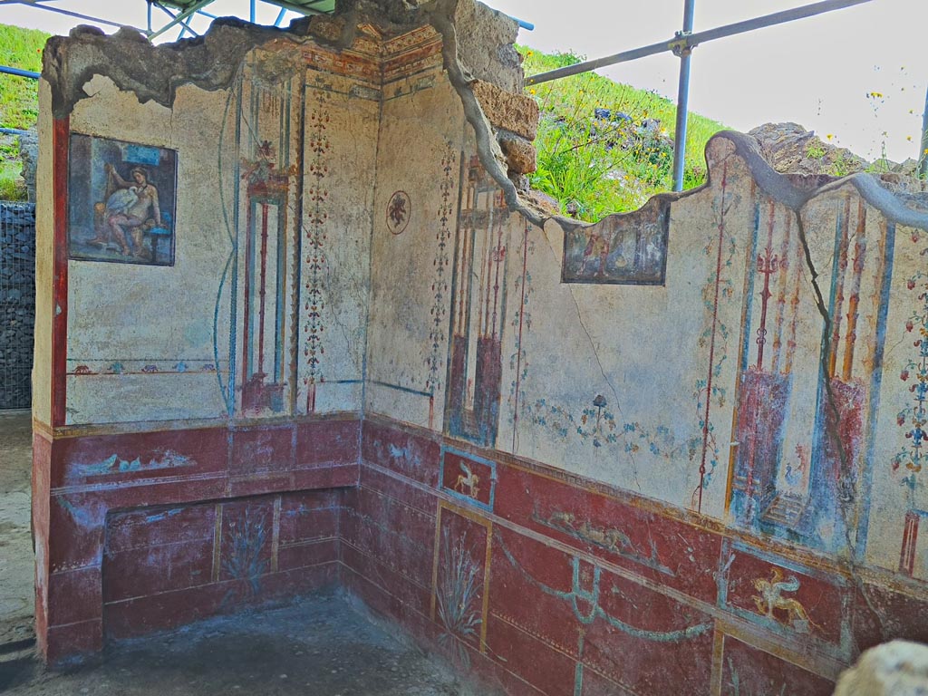 V.6.12 Pompeii. April 2022. Looking towards east and south walls of cubiculum. Photo courtesy of Giuseppe Ciaramella.