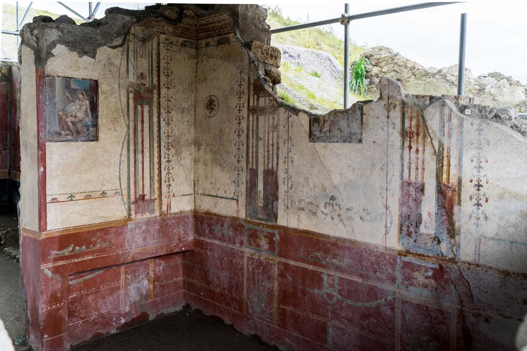 V.6.12, Pompeii. January 2020. 
East and south walls of cubiculum, with doorway to atrium, on left. Photo courtesy of Johannes Eber.
