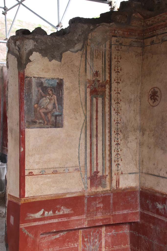 V.6.12 Pompeii. October 2020. East wall of cubiculum with painting of Leda and the swan, and bed recess below. 
Photo courtesy of Klaus Heese.
