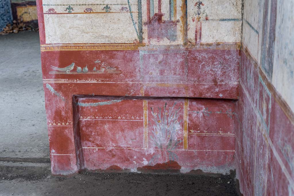 V.6.12, Pompeii. January 2020. 
East wall of cubiculum, with red bed niche with delicate floral ornamentation, garland and with plant in the centre. 
Photo courtesy of Johannes Eber.
