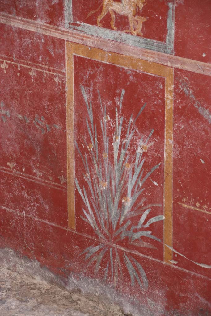 V.6.12 Pompeii. October 2020. Painted plant on red painted zoccolo/dado on south wall. 
Photo courtesy of Klaus Heese. 
