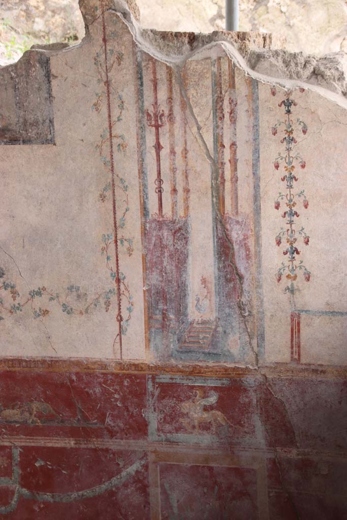 V.6.12 Pompeii. October 2020. Architectural decoration at west end of south wall of cubiculum.
Photo courtesy of Klaus Heese.
