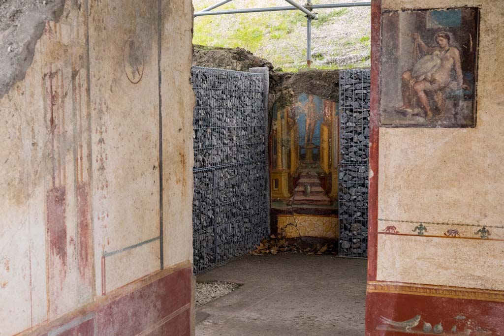 V.6.12, Pompeii. January 2020. Looking east from cubiculum Amb. 9. into atrium Amb. 25. Photo courtesy of Johannes Eber.

