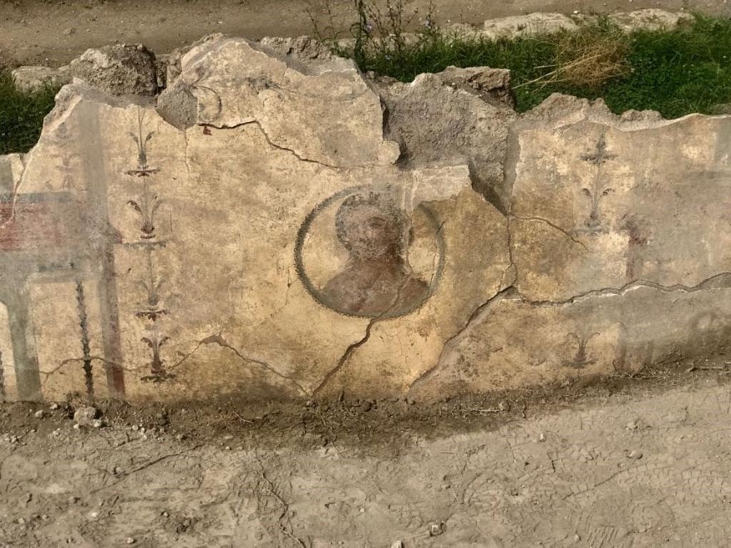 V.6.12 Pompeii. August 2018. Medallion with portrait, between architectural painting on west wall.
Medaglione con ritratto, tra pittura architettonica.
Photograph © Parco Archeologico di Pompei.
