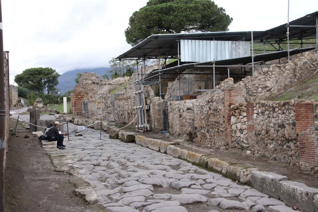 V.6.12 Pompeii. October 2022. 
Looking towards entrance doorway, in centre, on east side of Via del Vesuvio. Photo courtesy of Klaus Heese.
