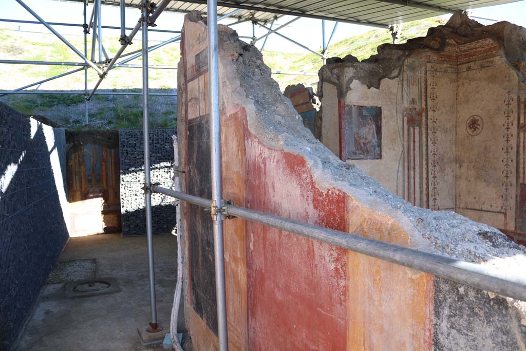 V.6.12 Pompeii. May 2021. North wall of fauces/entrance corridor with a central painting of Priapus.
Photo courtesy of Davide Peluso.

