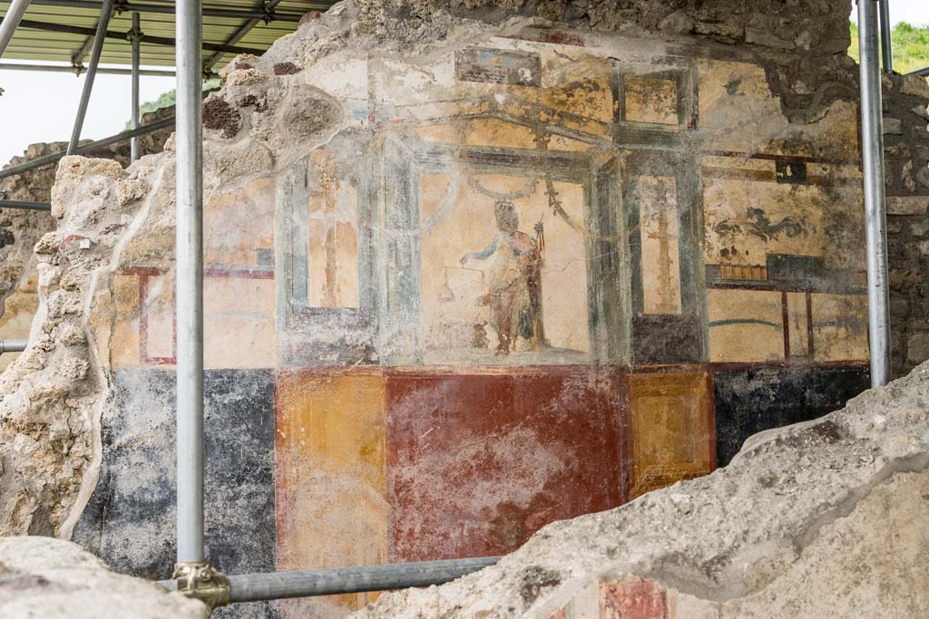 V.6.12, Pompeii. April 2022.
Detail of fresco on north wall of entrance corridor. Photo courtesy of Giuseppe Ciaramella.
