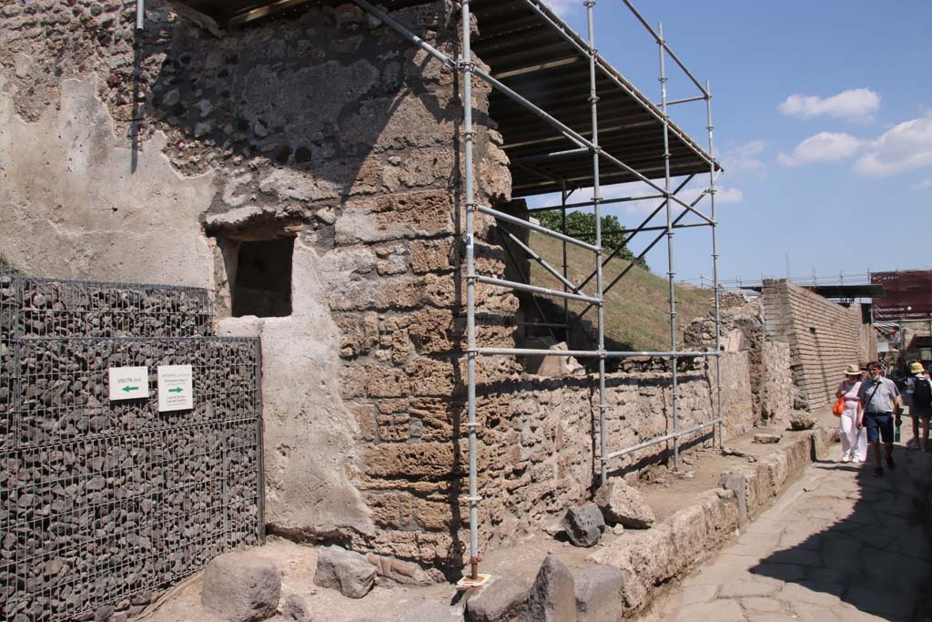 Vicolo di Cecilio Giocondo. Newly excavated northern part of roadway. April 2018. Side window of V.7.1, looking into west room.
On the outer wall of V.7.1 a white tabula ansata was painted, but no wording had been added.
Photograph © Parco Archeologico di Pompei.

