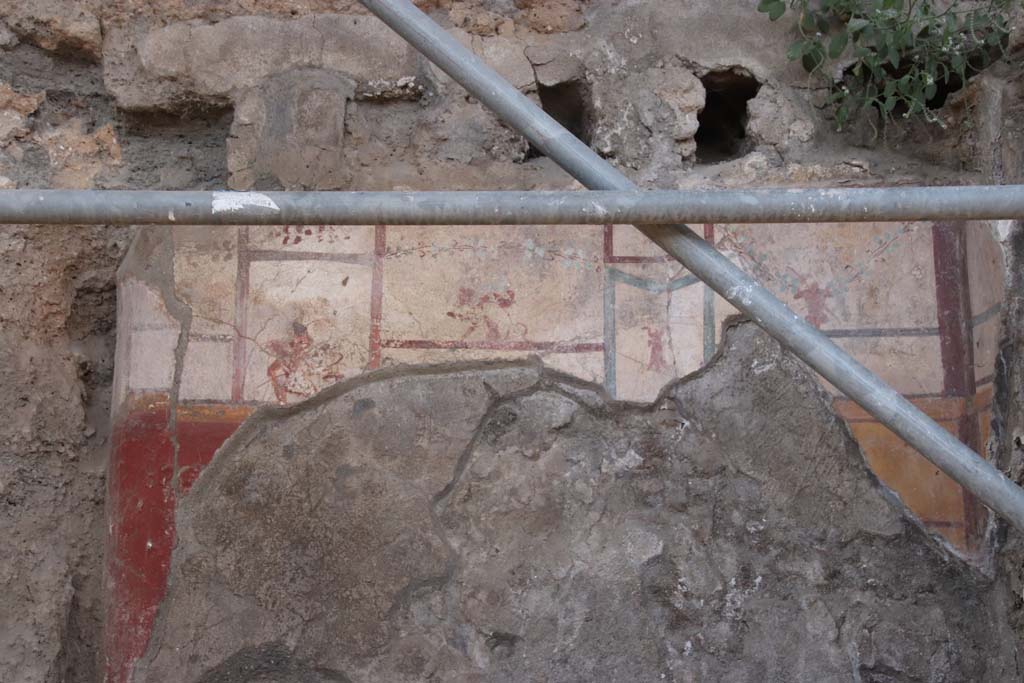 V.7.1 Pompeii, September 2021. 
Detail of painted decoration on north wall towards east end. Photo courtesy of Klaus Heese.
