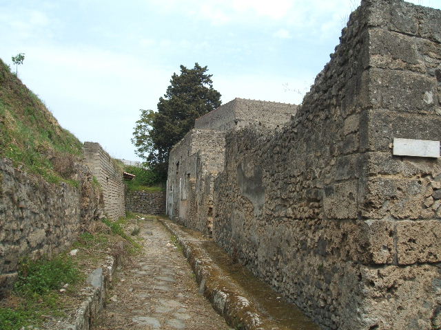 V.7 Pompeii. May 2006. Blocked entrance? (2 and 3 must be behind this wall, perhaps even 4).