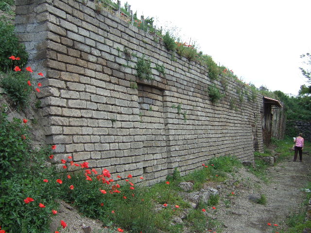 V.7 Pompeii. May 2006. Blocked entrance ramp? or even another entrance.