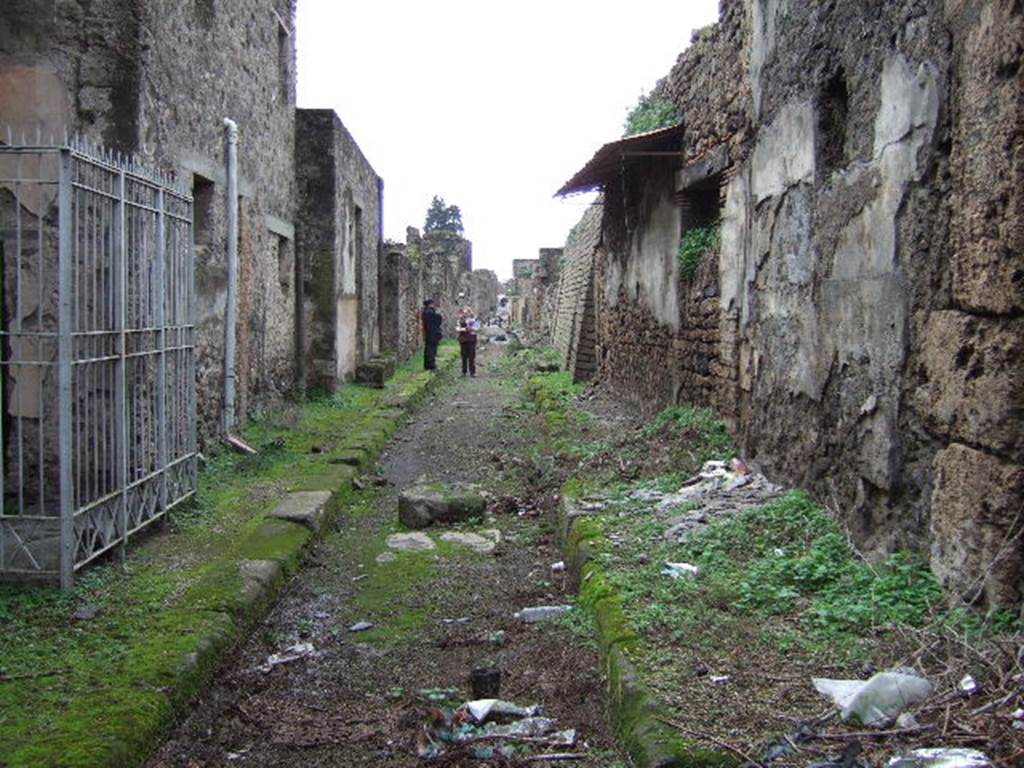 V.7.8 Pompeii. December 2005. Vicolo delle Nozze d’Argento looking west from V.7.7, on right, V.2.i on left.
Until the excavations in June 2018 the rest of the vicolo and V.7.8 behind the (invisible) photographer were still buried.