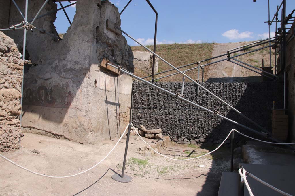 V.8, Pompeii, on left. On the right is V.3. September 2021. The outside walls of the bar on which are painted graffiti and the lararium
Looking east from junction with Vicolo dei Balconi, towards blocked continuation of Vicolo delle Nozze d’Argento. Photo courtesy of Klaus Heese.
