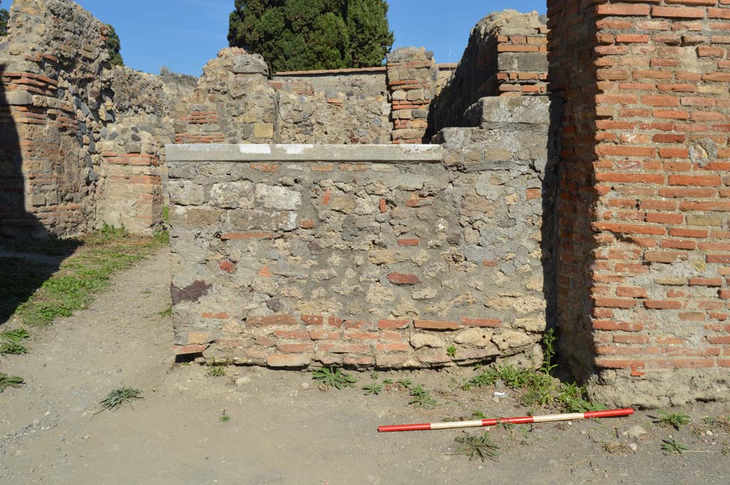 VI.1.2, Pompeii. October 2017. Looking east towards front façade of bar-counter.
Foto Taylor Lauritsen, ERC Grant 681269 DÉCOR.

