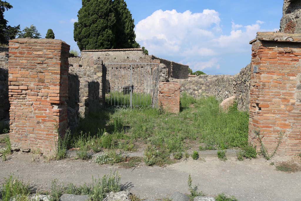 VI.1.4 Pompeii. December 2018. Looking east towards entrance on Via Consolare. Photo courtesy of Aude Durand.