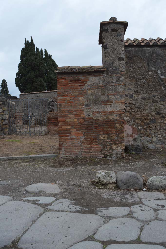 VI.1.4 Pompeii. March 2018.  
Looking east to pilaster with terracotta mask on south side of entrance doorway. 
Foto Taylor Lauritsen, ERC Grant 681269 DÉCOR.

