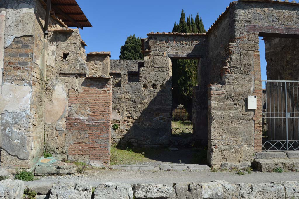 VI.1.9 Pompeii. March 2019. Looking east to entrance doorway to a shop, linked to VI.1.10.
Foto Taylor Lauritsen, ERC Grant 681269 DCOR.

