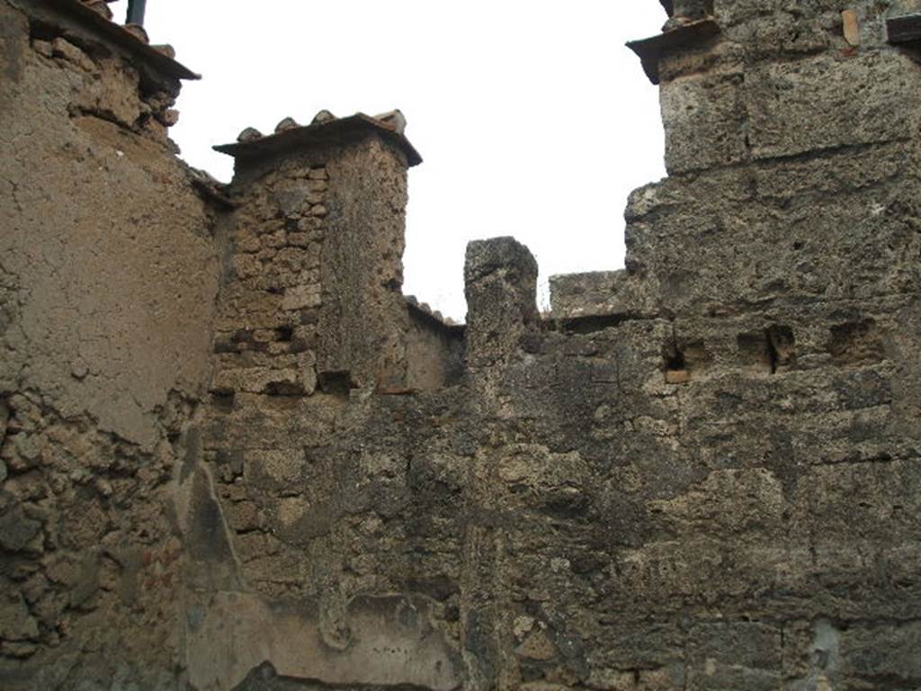 VI.1.10 Pompeii. May 2005. Looking south towards wall of House of the Surgeon from VI.1.9.
