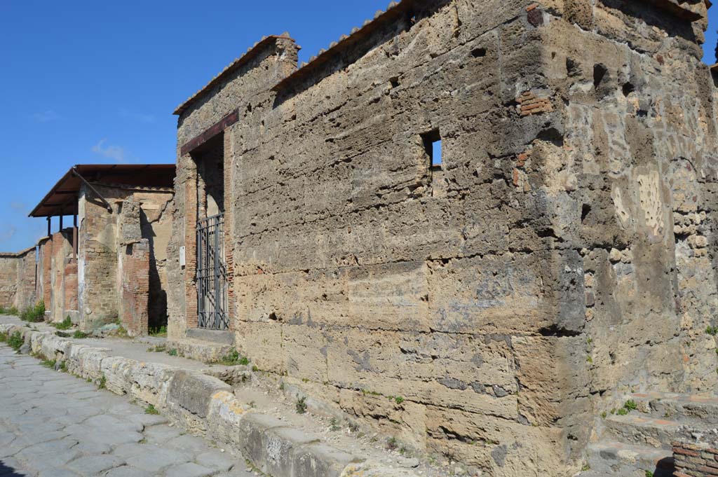 VI.1.10 Pompeii. March 2019. Looking north towards entrance doorway on Via Consolare, centre left. 
Foto Taylor Lauritsen, ERC Grant 681269 DÉCOR.


