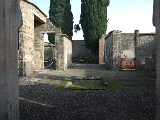 VI.1.10 Pompeii. September 2004. Looking east across room 1, the atrium.