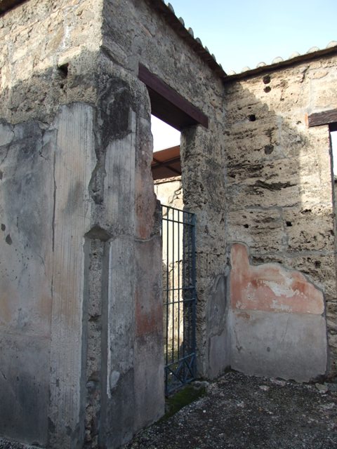 VI.1.10 Pompeii. September 2019. 
Looking towards north wall of entrance corridor from atrium, and doorway to VI.1.9, on right.
Foto Annette Haug, ERC Grant 681269 DÉCOR.
