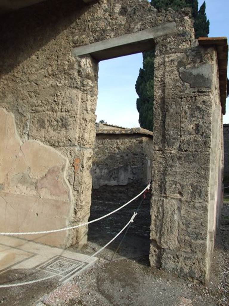 VI.1.10 Pompeii. December 2007. Doorway to room 5, doorway from ala to room on north side of tablinum.