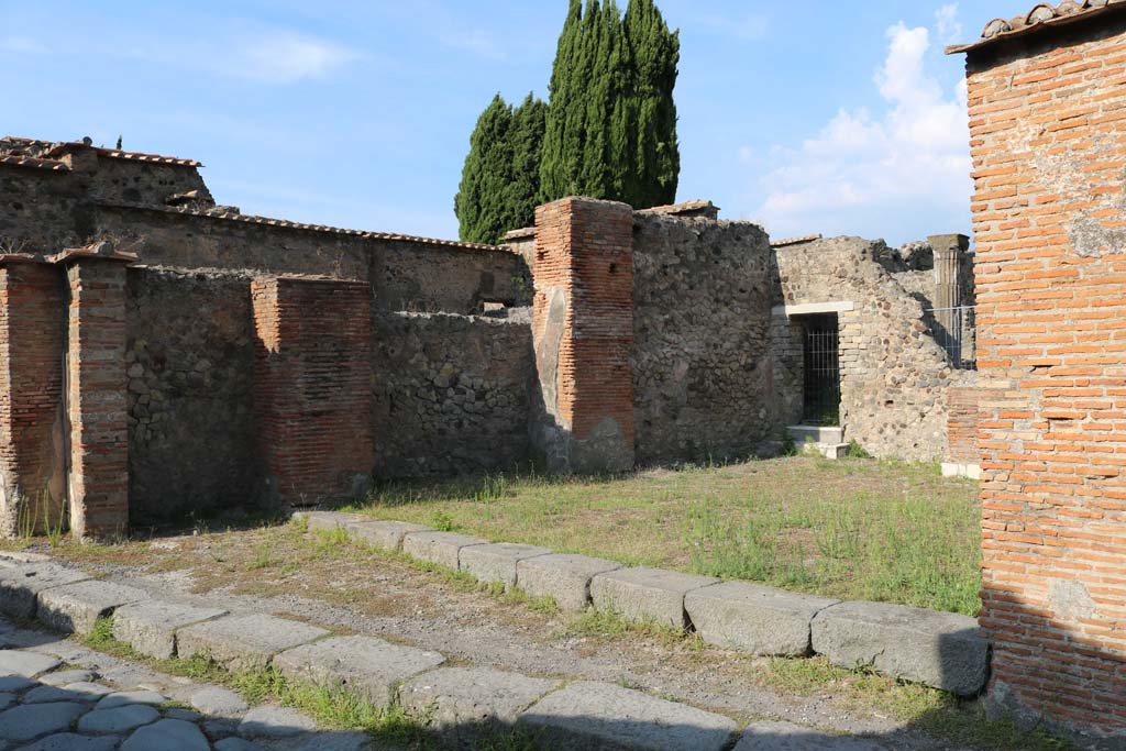 VI.1.13, Pompeii. December 2018. Looking north-east from entrance on Via Consolare. Photo courtesy of Aude Durand.