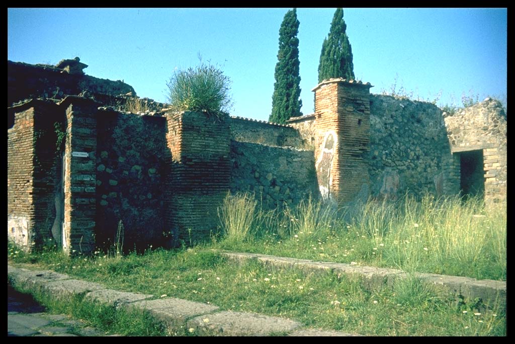 VI.1.13 Pompeii. North wall, and possible site of street shrine.
Photographed 1970-79 by Günther Einhorn, picture courtesy of his son Ralf Einhorn.
