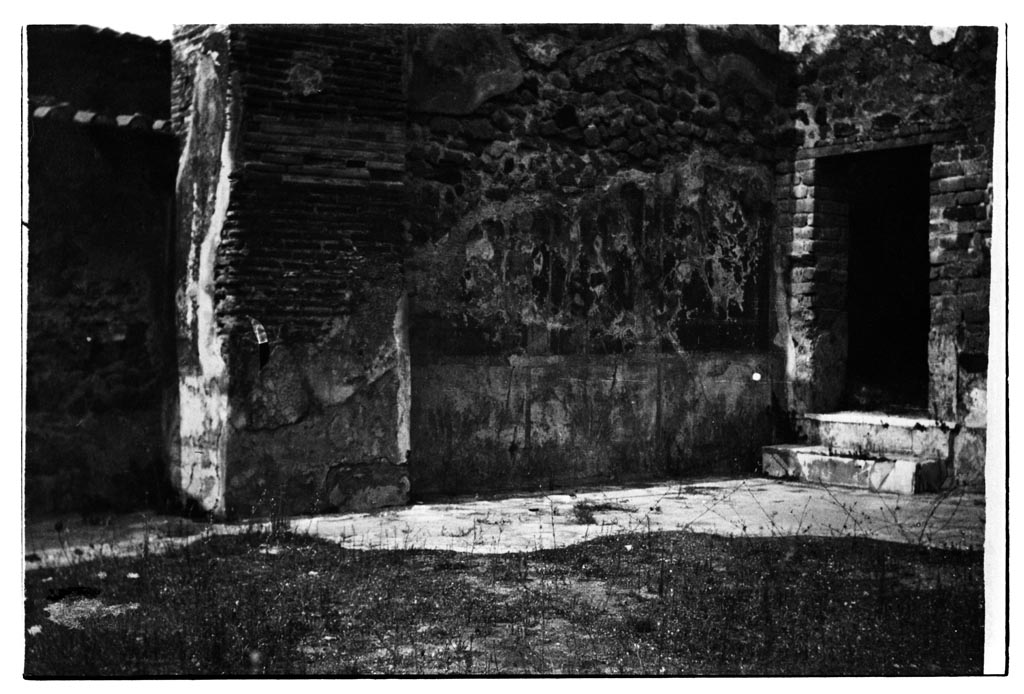 VI.1.13 Pompeii. W.1599. Looking towards east end of north wall, with remains of decoration of walls and flooring.
Photo by Tatiana Warscher. Photo © Deutsches Archäologisches Institut, Abteilung Rom, Arkiv.
