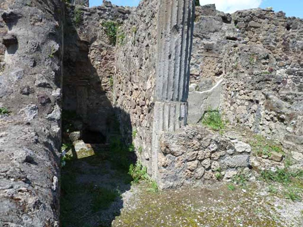 VI.1.13 Pompeii. May 2010. Latrine on east side of doorway through to VI.1.22, and room.