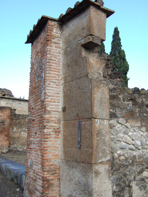 VI.1.14 Pompeii.  December 2005. North wall with arched niche.