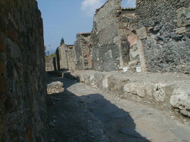 VI.2 Pompeii, September 2005. Vicolo di Narciso looking south.     VI.1.21