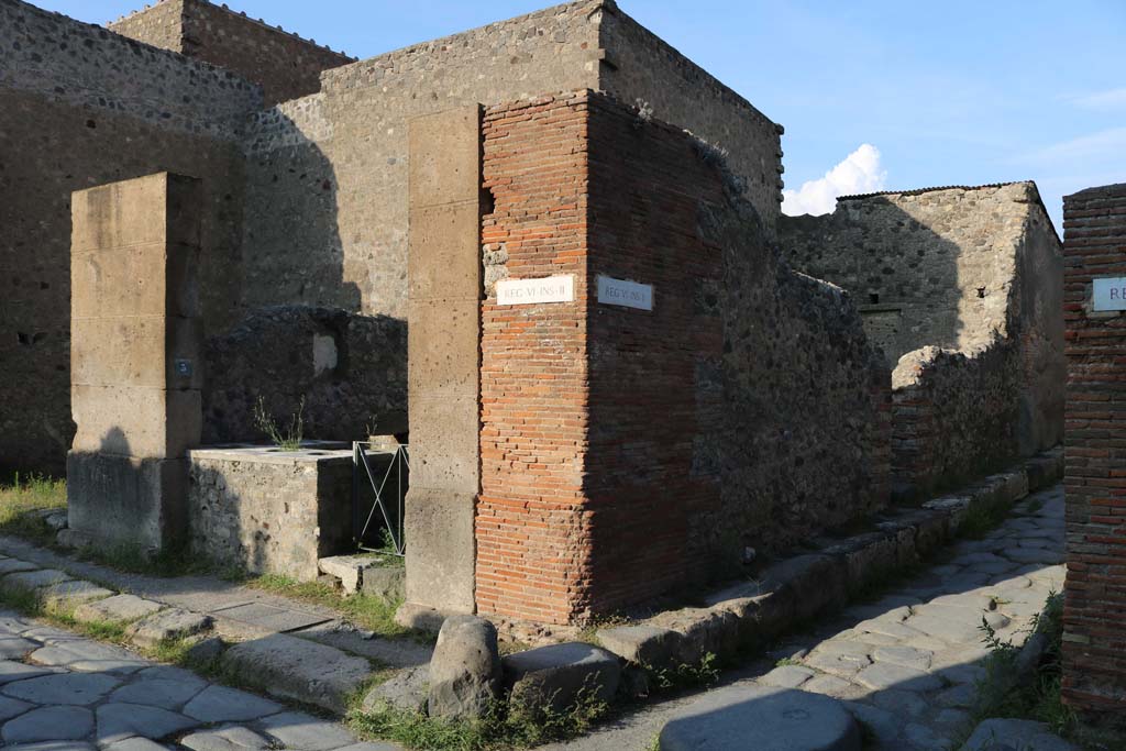 VI.2.1 Pompeii. December 2018. Looking north-east to entrance doorway on Via Consolare, on left.
On the right, in Vicolo di Mercurio, is the side/rear entrance at VI.2.32. Photo courtesy of Aude Durand.

