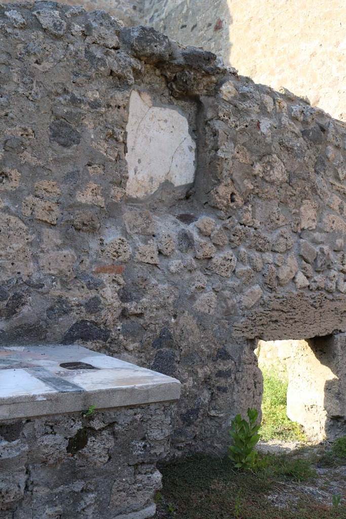 VI.2.1 Pompeii. December 2018. North wall of bar-room with niche. Photo courtesy of Aude Durand.
