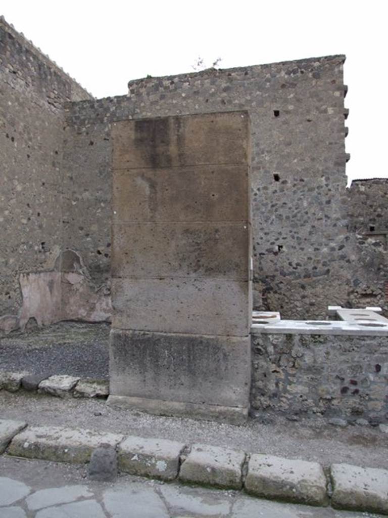 VI.2.2 Pompeii.  Shop.  December 2007.  Pilaster on Via Consolare  between VI.2.1 and VI.2.2.  Possible site of Eituns?